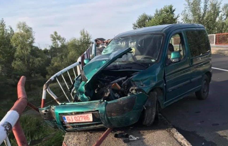 A distrus o mașină și un pod, iar apoi a fugit de la locul accidentului