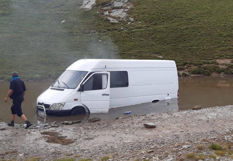 Turiști blocați lângă Transalpina. I-a prins ploaia pe un drum forestier