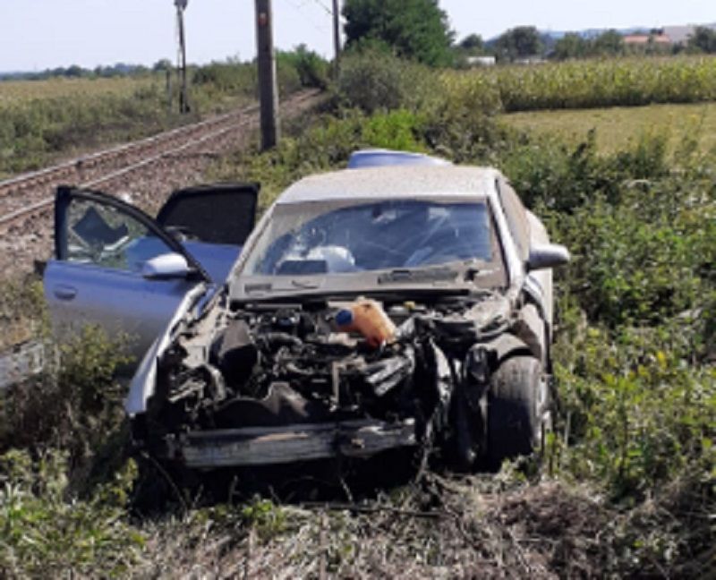 Mașină lovită de tren la Aninoasa! Au scăpat cu viață ca prin minune