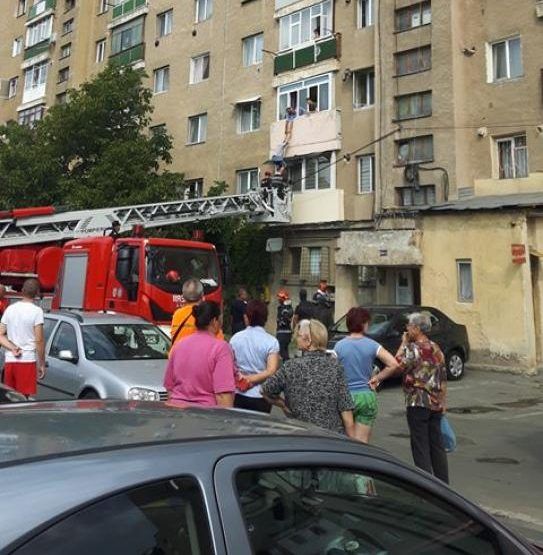 A rămas atârnat pe marginea blocului, după ce a vrut să iasă din casă pe fereastră