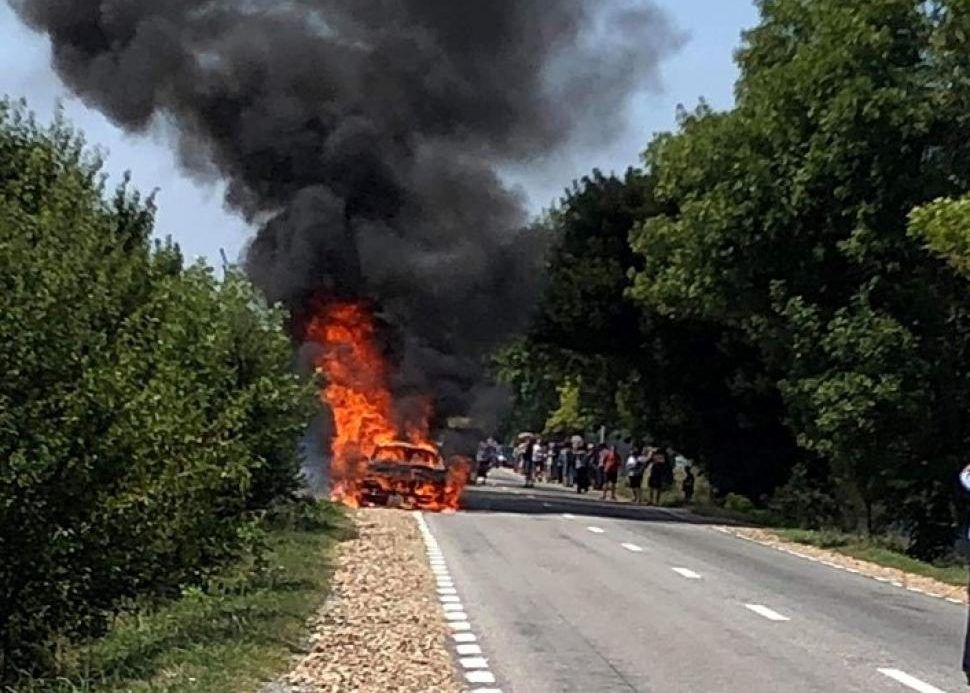 O mașină a luat foc la Scoarța, în Gorj