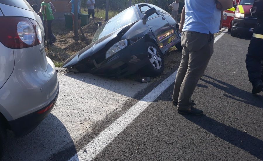 Trei răniți la Răchiți, după ce o șoferiță a intrat într-un cap de pod