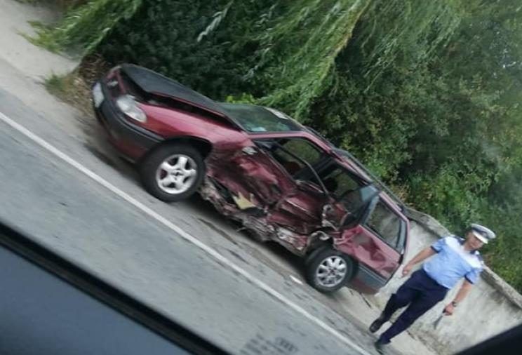 Accident la Plopșoru: Tată și fiică, la spital
