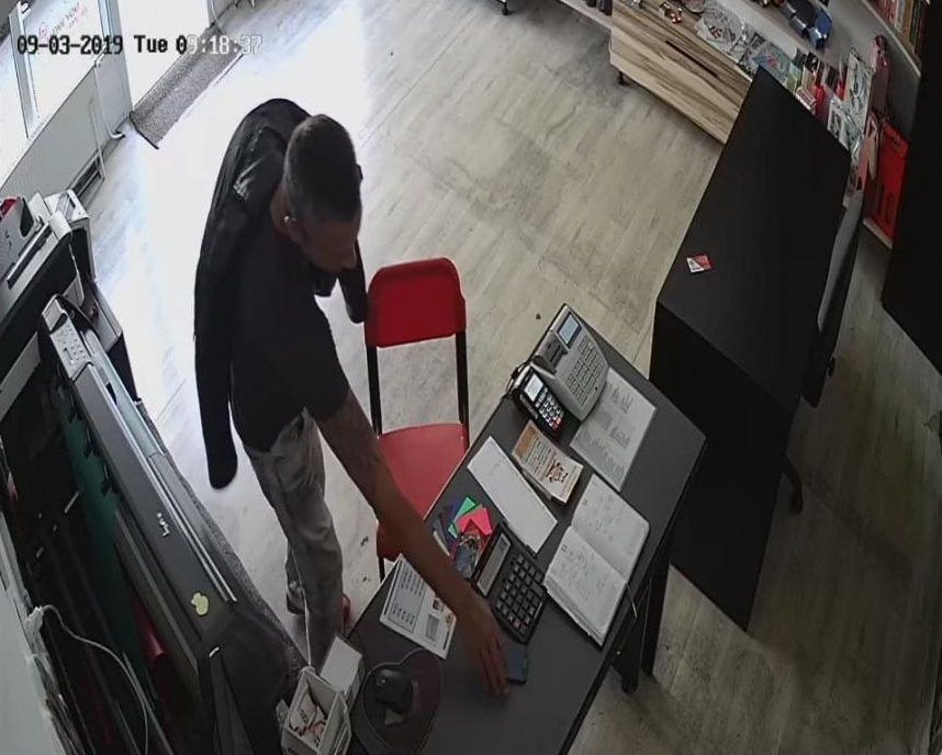 Filmat în timp ce fură un telefon mobil | VIDEO