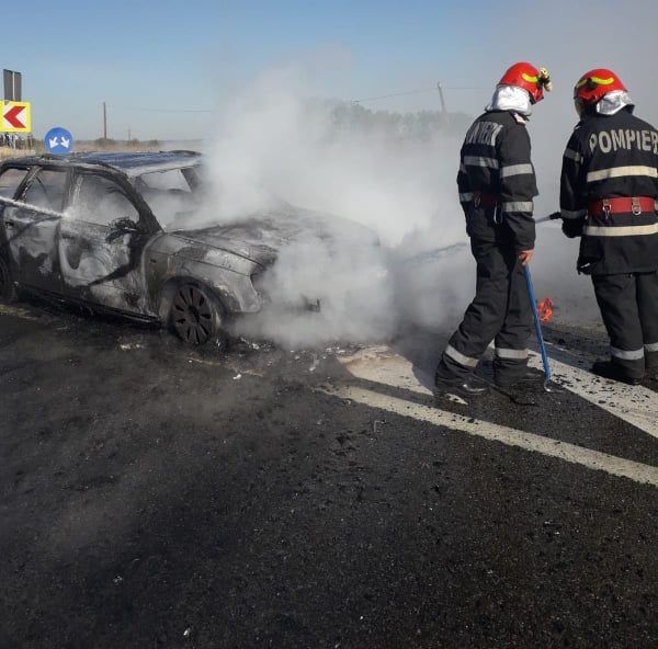 O mașină a luat foc la Țânțăreni