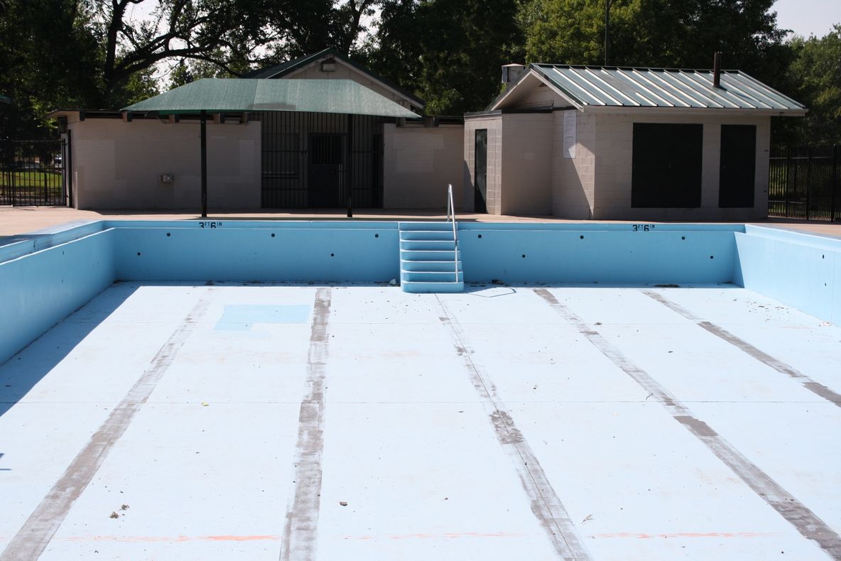 Un tânăr e în stare gravă, după ce a sărit într-o piscină fără apă