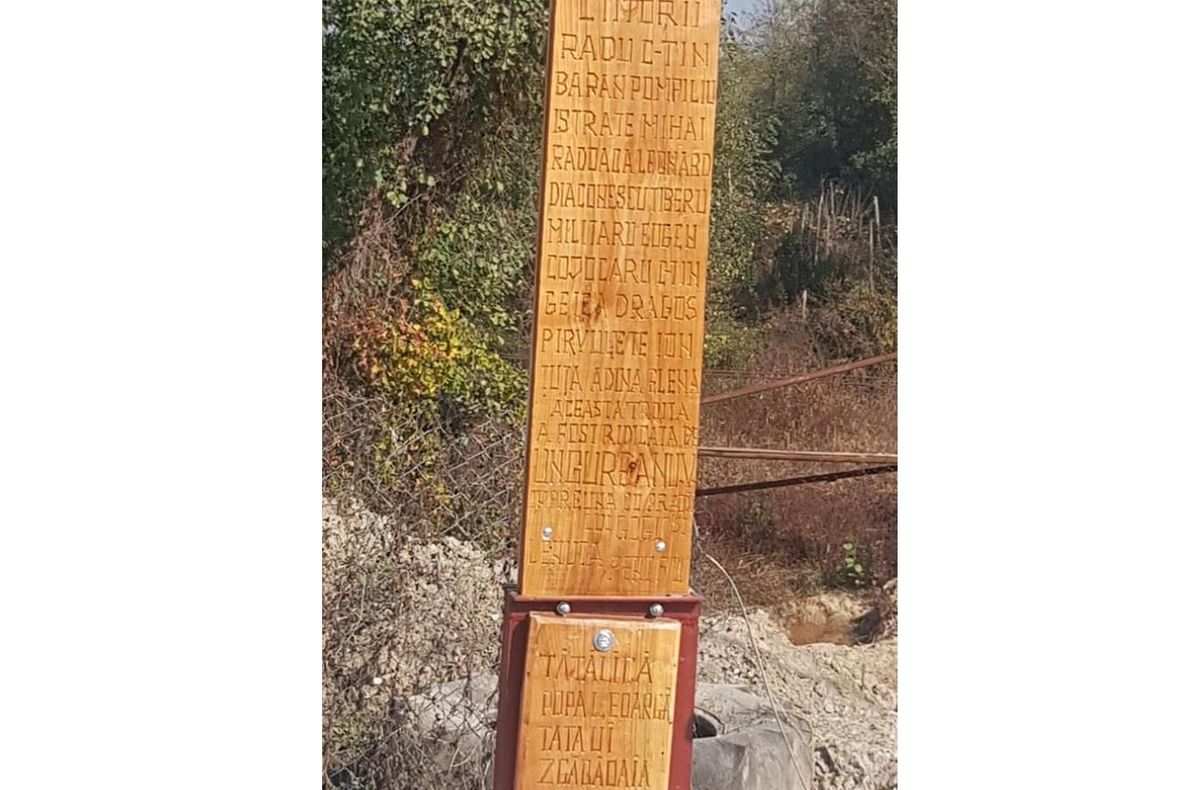 Aleșii locali din Țicleni și-au trecut numele pe o troiță