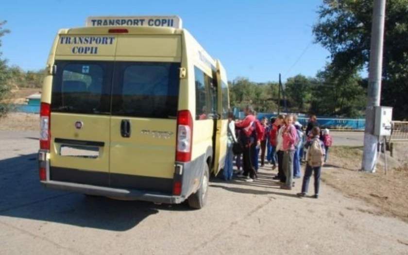 Un primar din Gorj conduce și microbuzul școlar al comunei