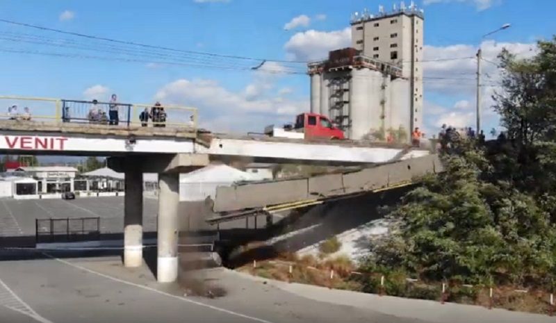 Când va fi reparată pasarela ce stă să cadă la Târgu Jiu