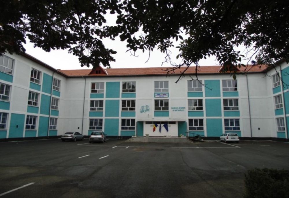 Două fete s-au luat la bătaie, pentru un băiat, într-o școală din Motru