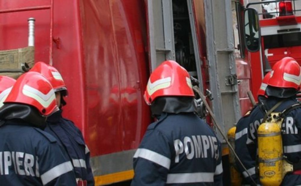 Pompierii au salvat o femeie blocată în baie, la Târgu Jiu