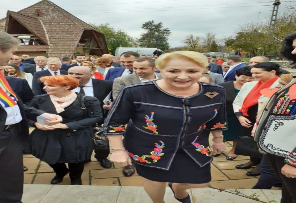 Viorica Dăncilă, primită la Târgu Jiu de câteva sute de simpatizanți