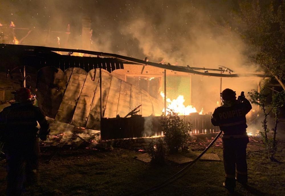 Incendiu la Bălești. A ars o magazie