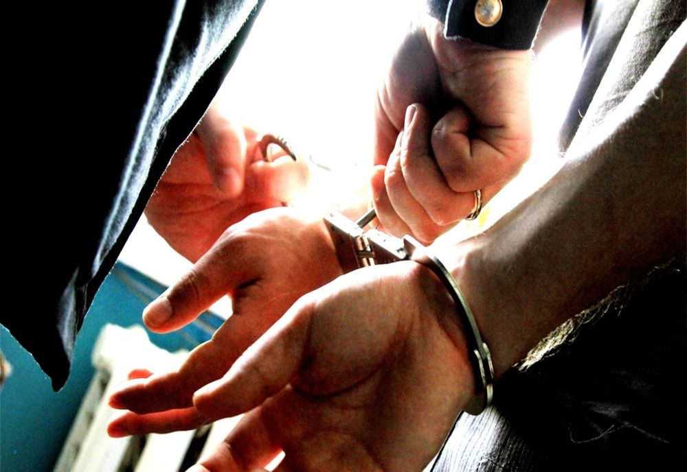 Tineri reținuți după ce au intrat peste o tânără și prietenul ei și i-au bătut