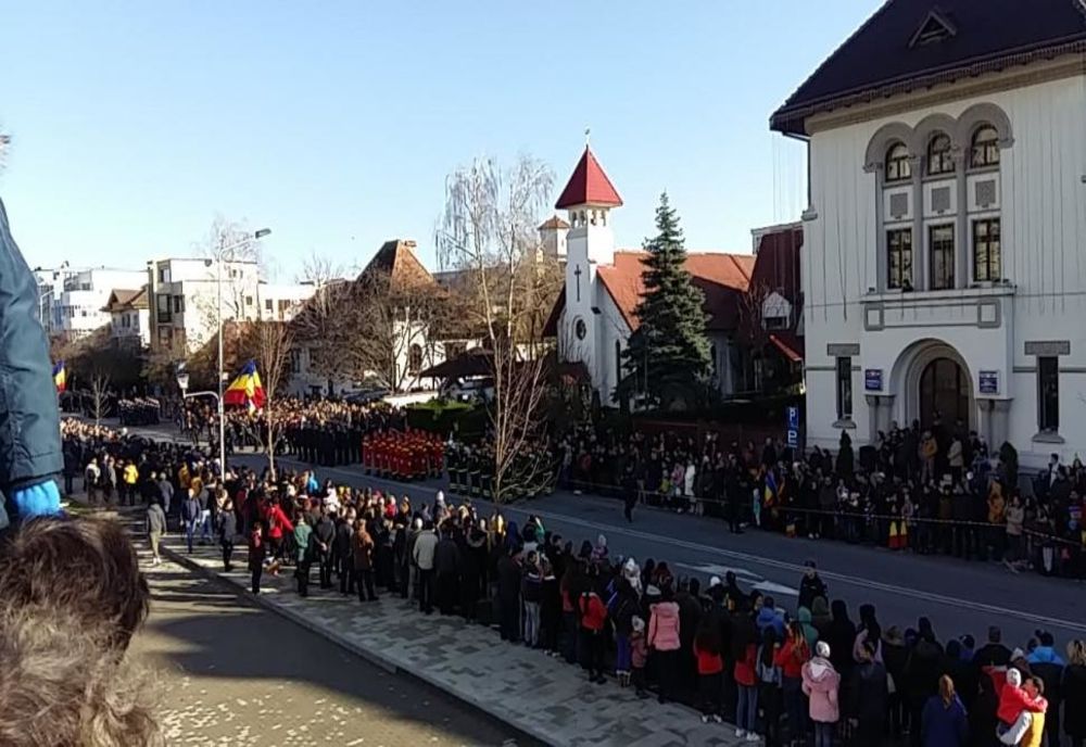 Mai multe mii de gorjeni, la parada de 1 Decembrie de la Târgu Jiu