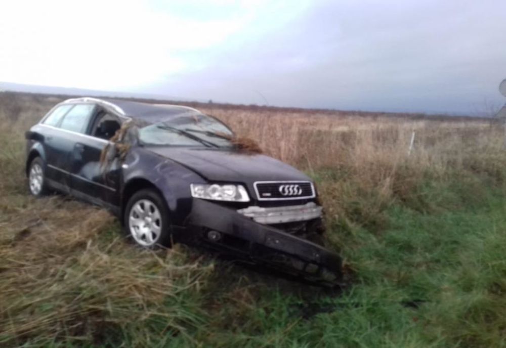 O șoferiță din Novaci s-a răsturnat cu mașina la Câmpu Mare