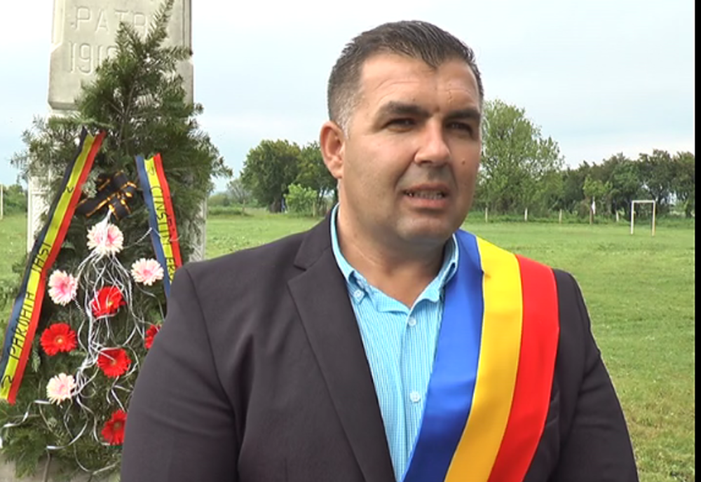 Un primar din Gorj a împodobit localitatea din banii săi