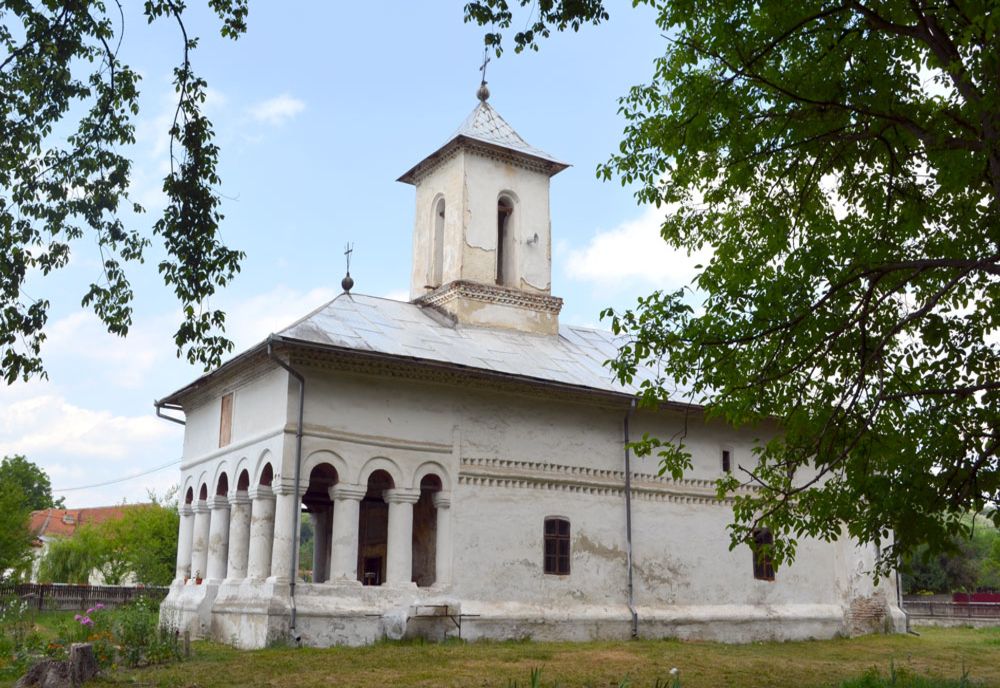 Tineri din Gorj, prinși la furat în biserică