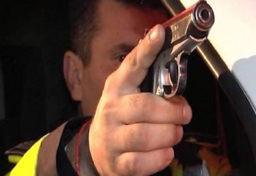 Polițiștii din Târgu Cărbunești au tras trei focuri de armă pentru a opri un șofer fugar