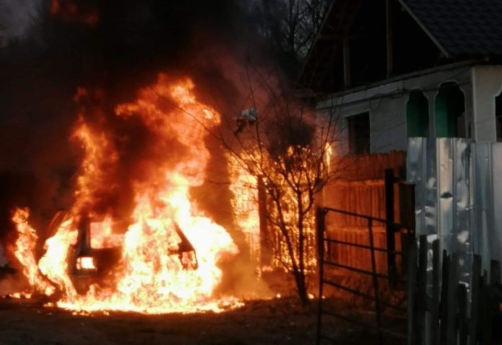 O mașină a luat foc la Peșteana Jiu