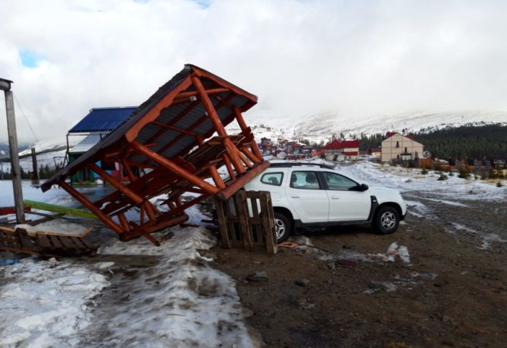 Mai multe mașini avariate, după vijelia de la Rânca