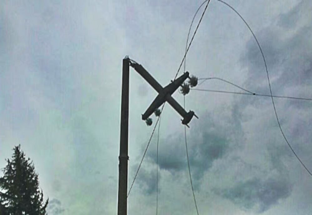 Vântul puternic a lăsat mulți gorjeni fără curent electric