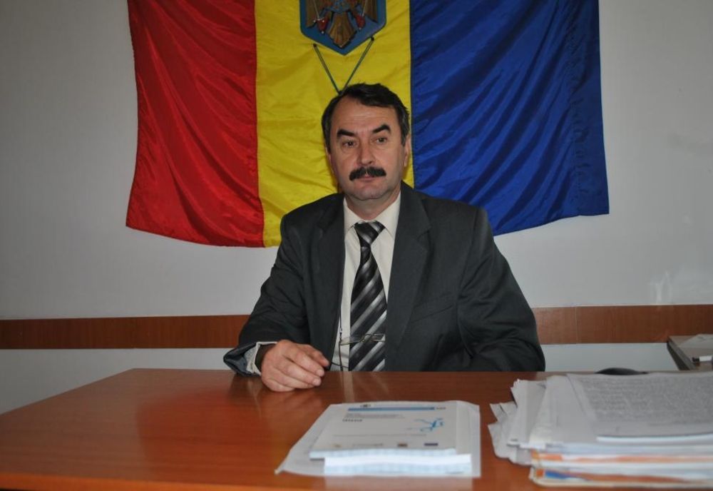 Un primar din Gorj, după ce și-a dat demisia: ”Acum alerg eu după bani, nu mai vin banii la mine”