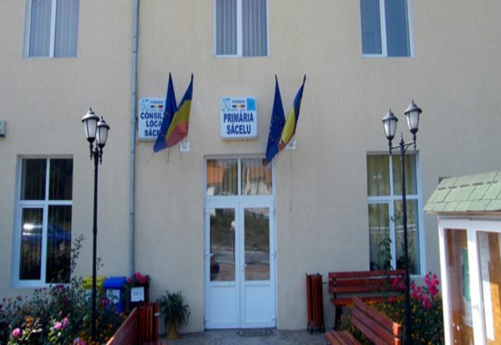 Scandal sexual la Săcelu: Un consilier îl acuză pe primar că i-a făcut avansuri