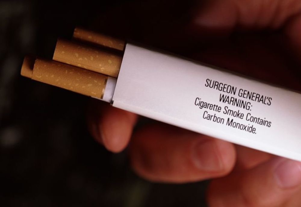 Prins de polițiști în timp ce fura un pachet de țigări dintr-o mașină