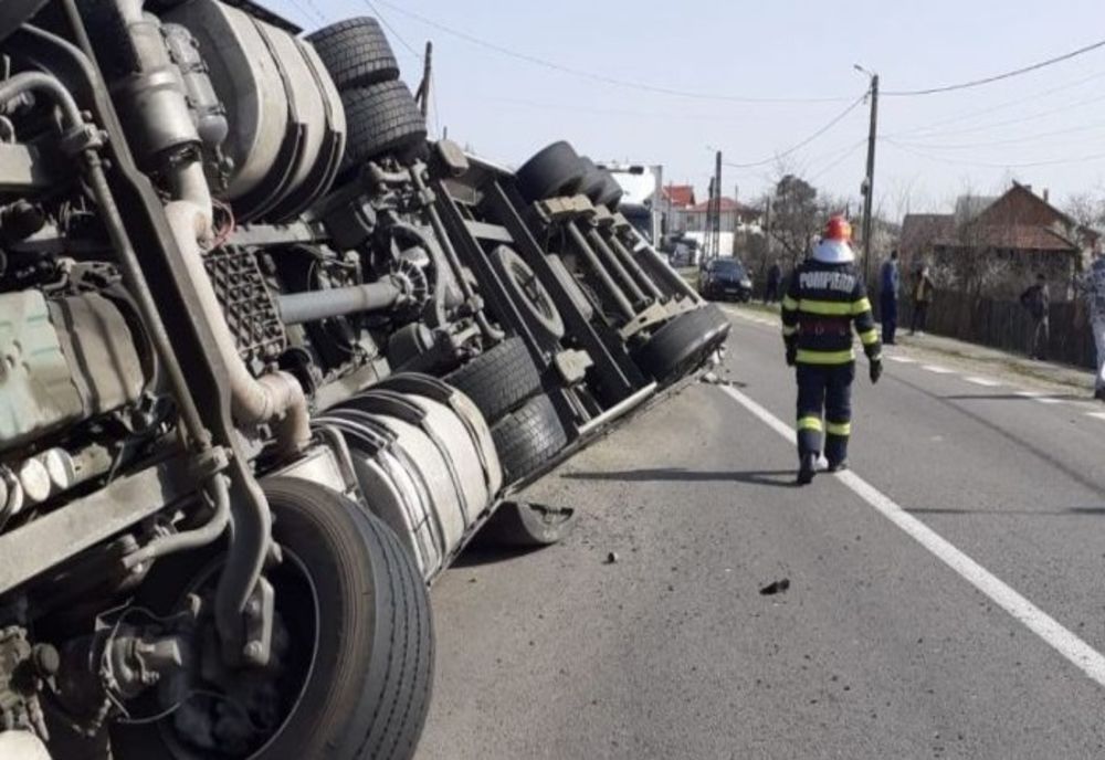 Un șofer din Gorj a murit după ce s-a răsturnat cu un camion