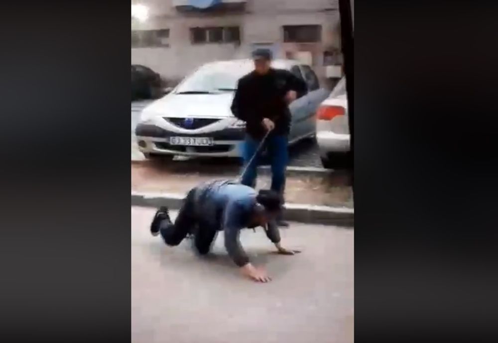 Spectacol ieftin la Bumbești Jiu: Un bărbat și-a scos prietenul în lesă prin oraș