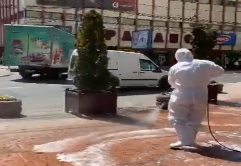 Se dezinfectează străzile și trotuarele din Târgu Jiu