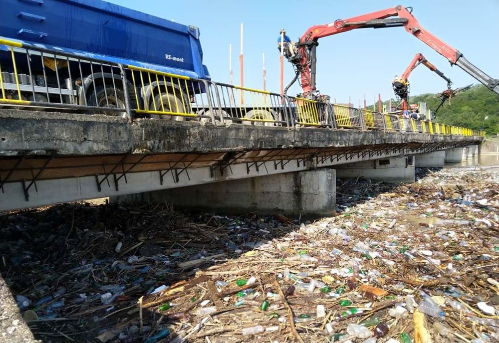 Zeci de tone de gunoaie, aduse de ape până la Târgu Jiu