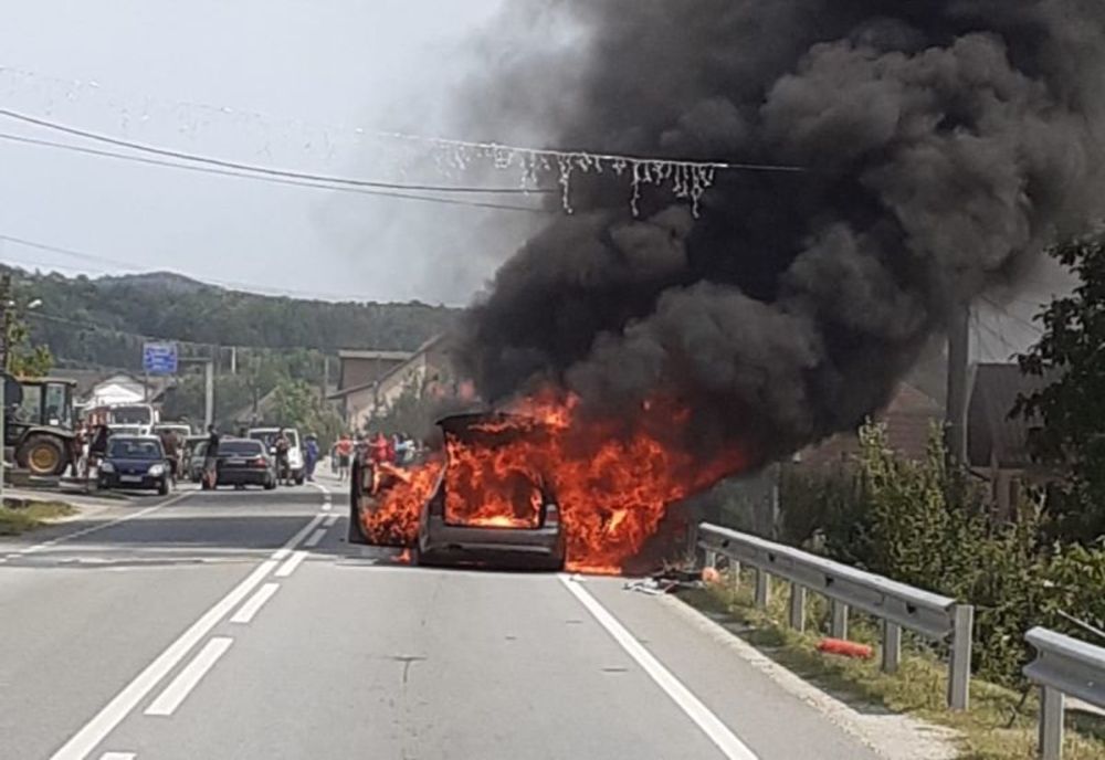 Bolid de lux, distrus în proporţie de 90% de un incendiu
