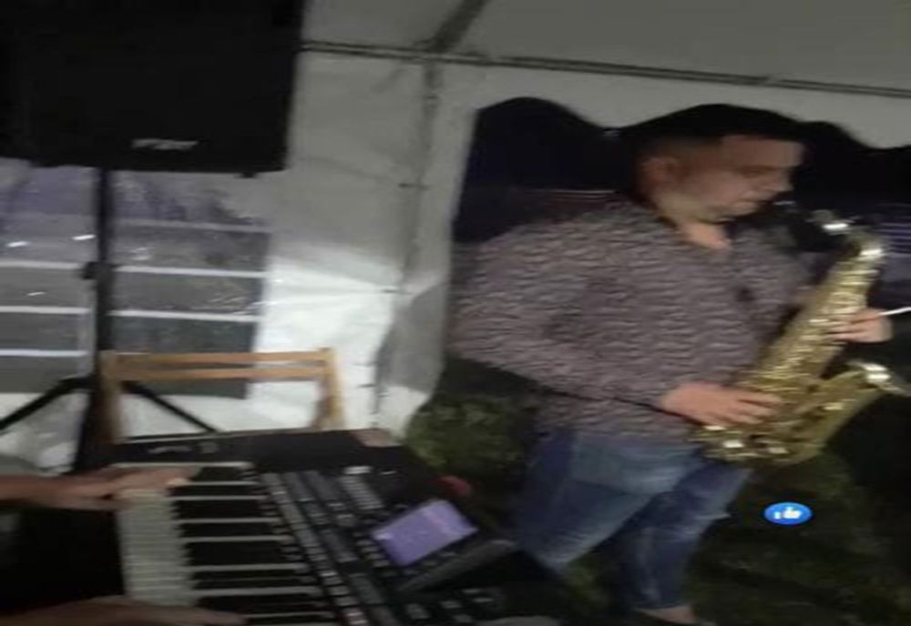 Anchetă la IPJ Gorj după apariţia unor imagini cu un poliţist ce cântă la chefuri de interlopi