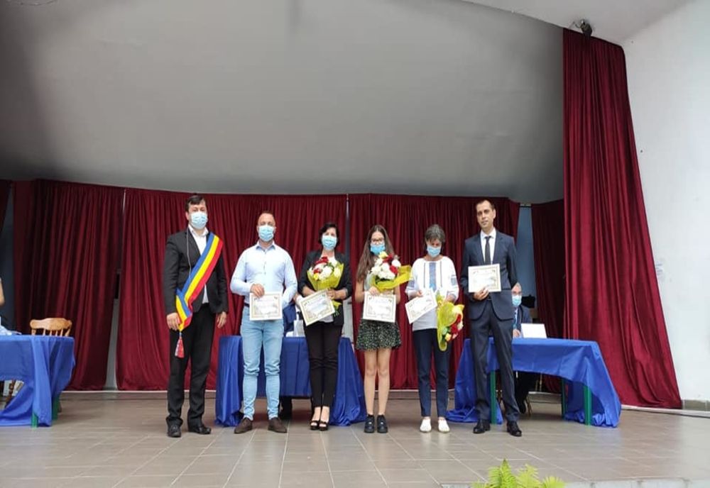 Târgu Jiu: Elevii de 10, premiaţi de primărie