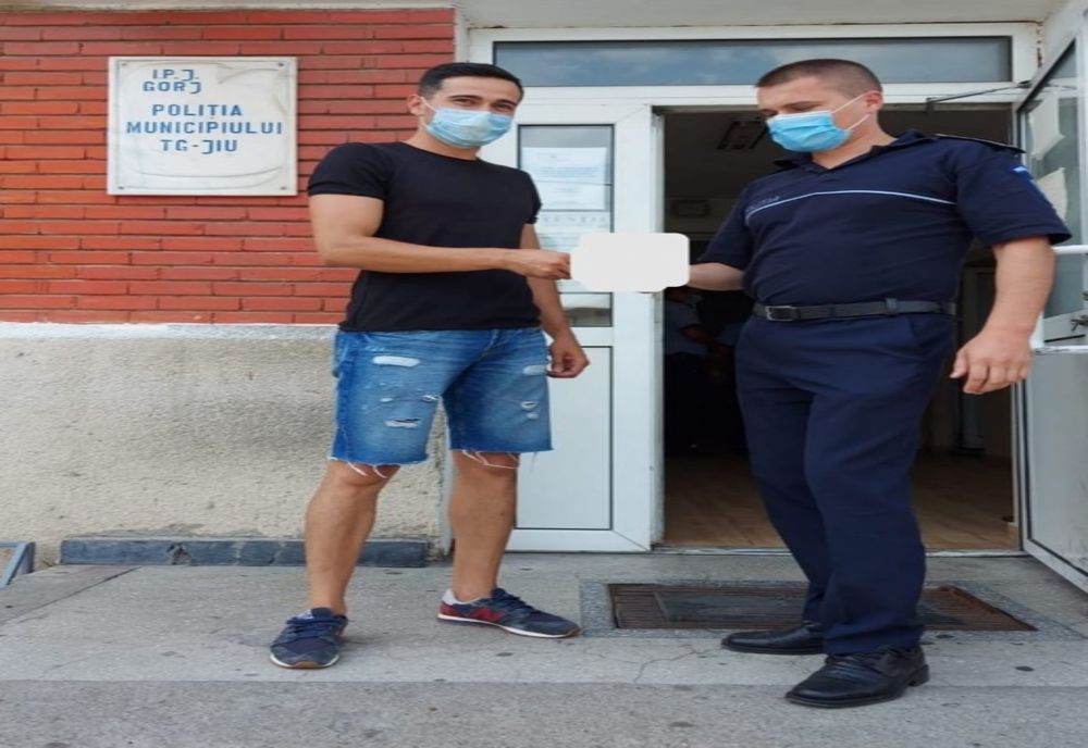 Politistul model. Politia din Targu Carbunesti asteapta, cu dovezi, persoana care a pierdut bani pe strada