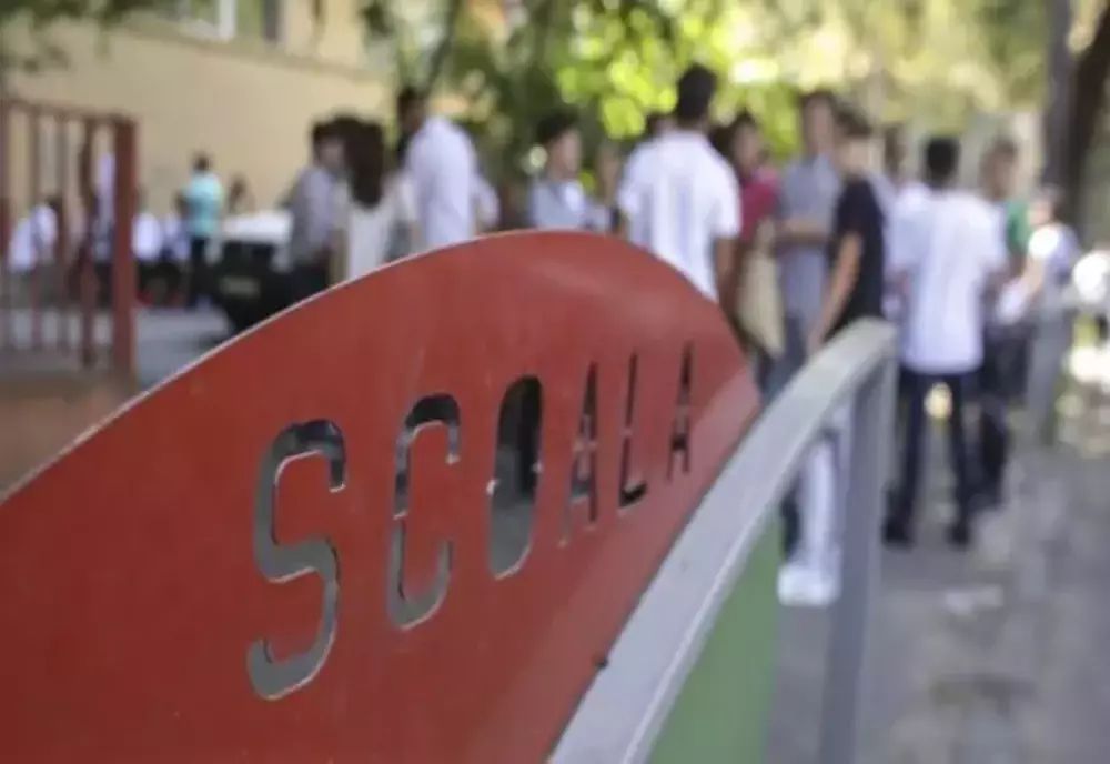 Doze de bere expuse spre vânzare în curtea școlii