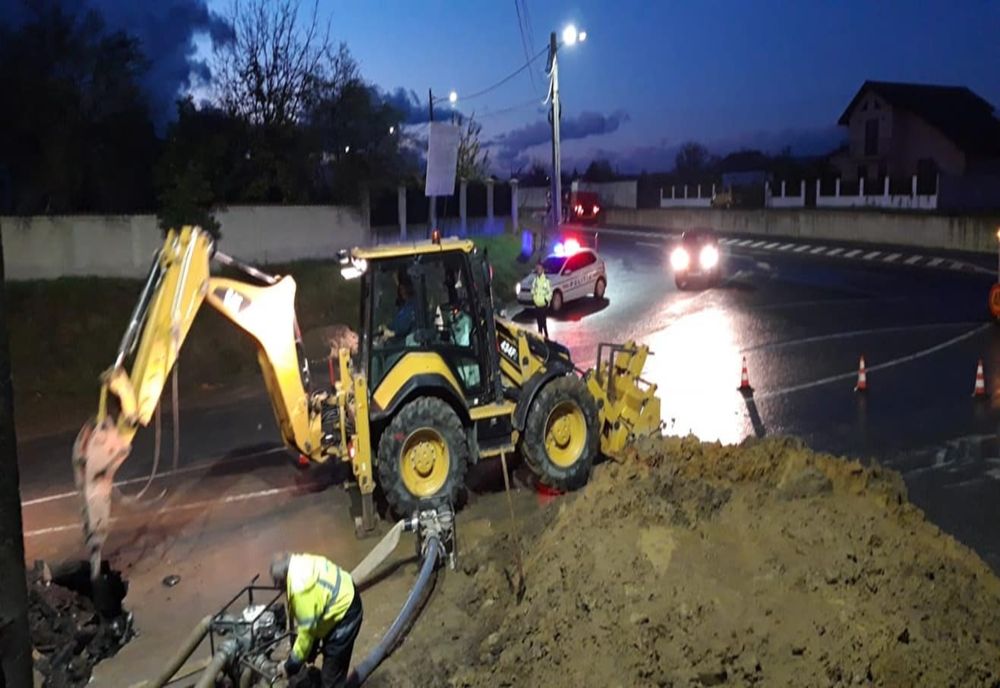 FOTO. Avarie la o conductă de apă. Sunt afectate localităţi din Dolj şi Gorj