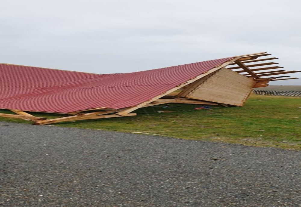 FOTO: Vânt puternic pe Transalpina. Acoperişuri şi tonete puse la pământ