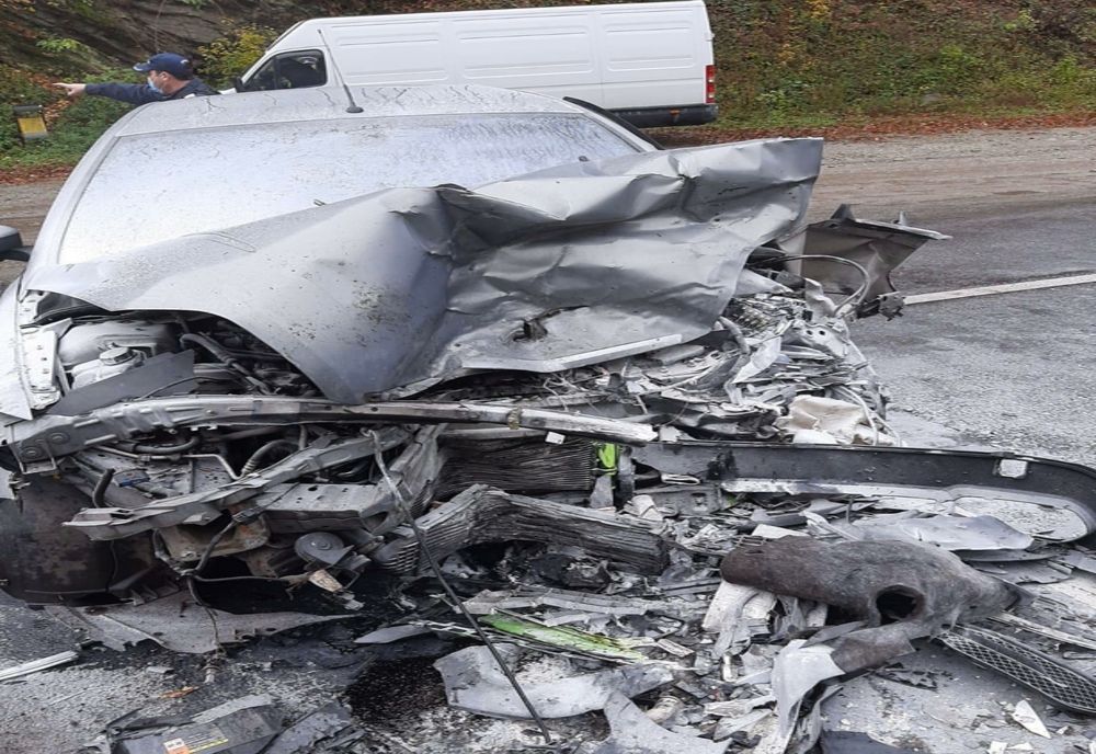 VIDEO. Impact între două autoturisme, pe Defileul Jiului. Trei persoane, la spital