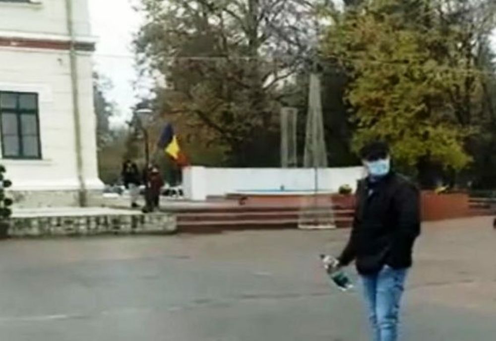 Angajatul unei firme a mers in fata Prefecturii din Targu Jiu amenintand ca isi va da foc