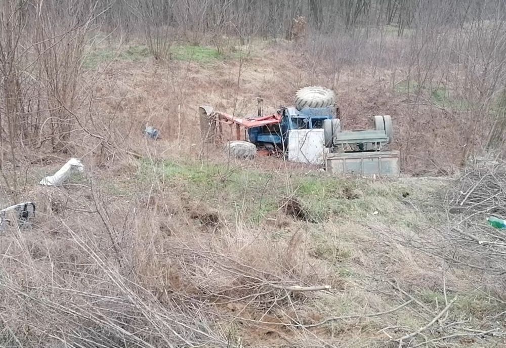 VIDEO: Doi copii răniţi într-un accident în Gorj. Se aflau într-un tractor care s-a răsturnat