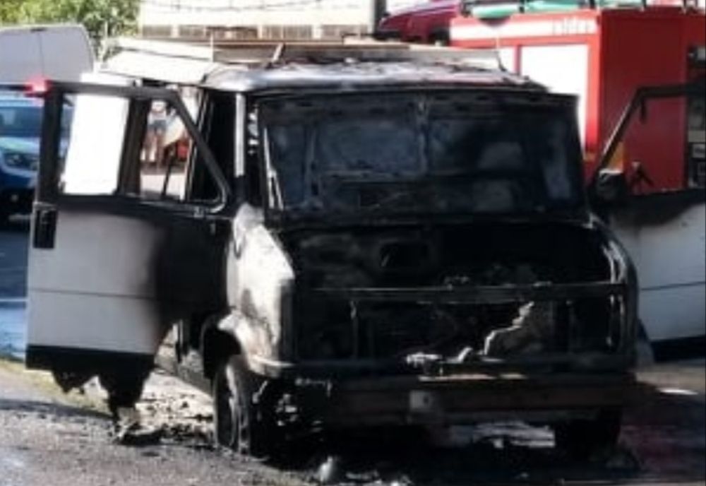 Mașină în flăcări în Târgu Jiu