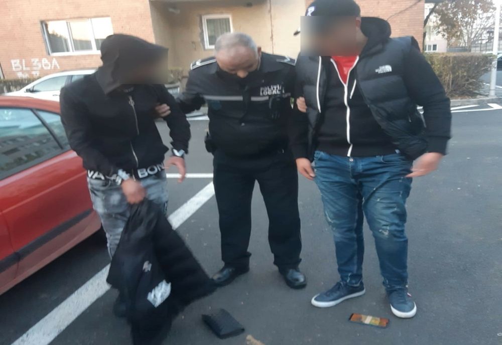 Doi tineri din Gorj au tâlhărit o femeie, după ce scosese bani de la bancomat