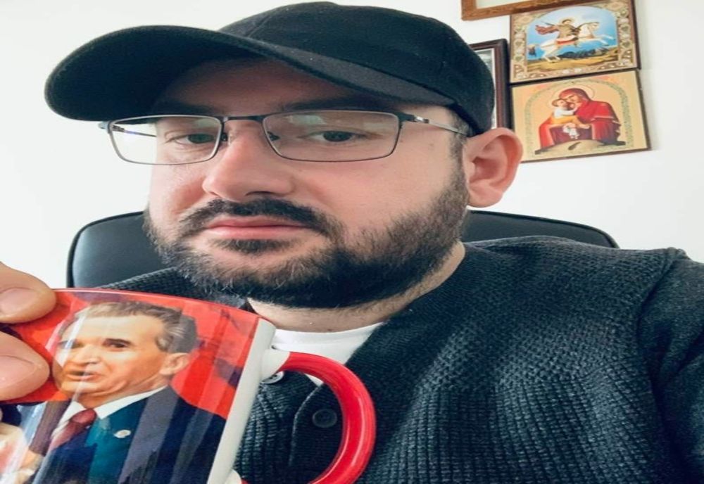 Un primar din Gorj, fotografie cu o cană imprimată cu chipul lui Ceauşescu. Edilul, fan al dictatorului