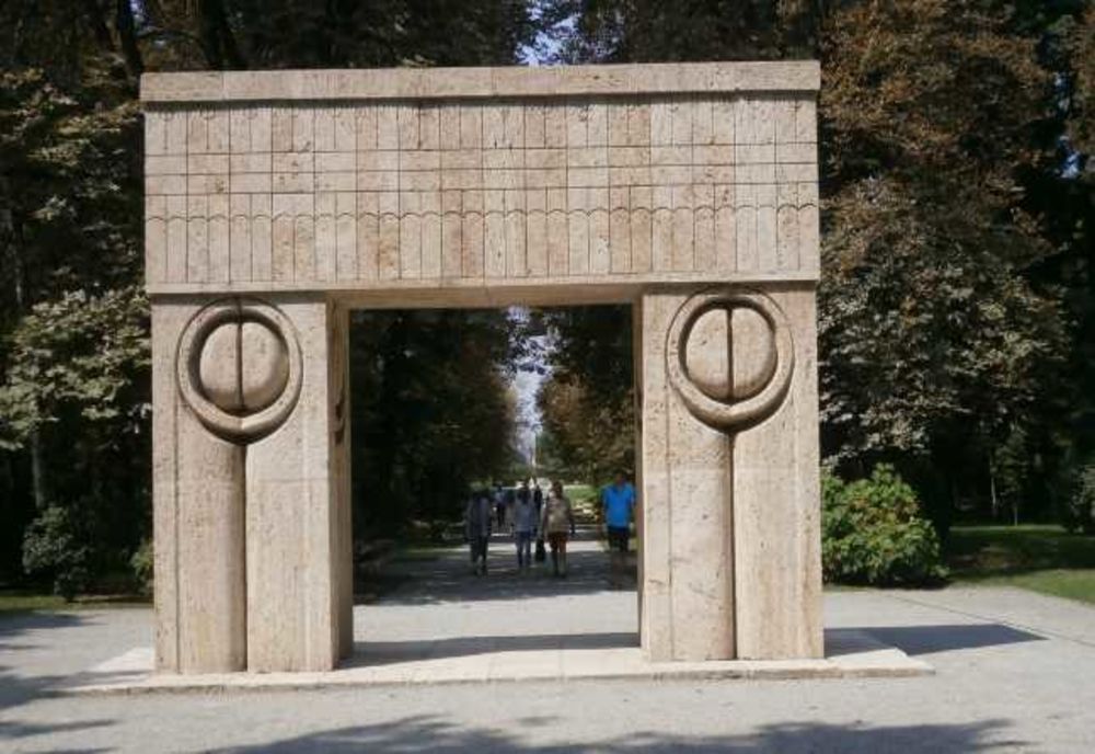 10 cupluri vor să se căsătorească de Revelion, la Poarta Sărutului din Târgu Jiu