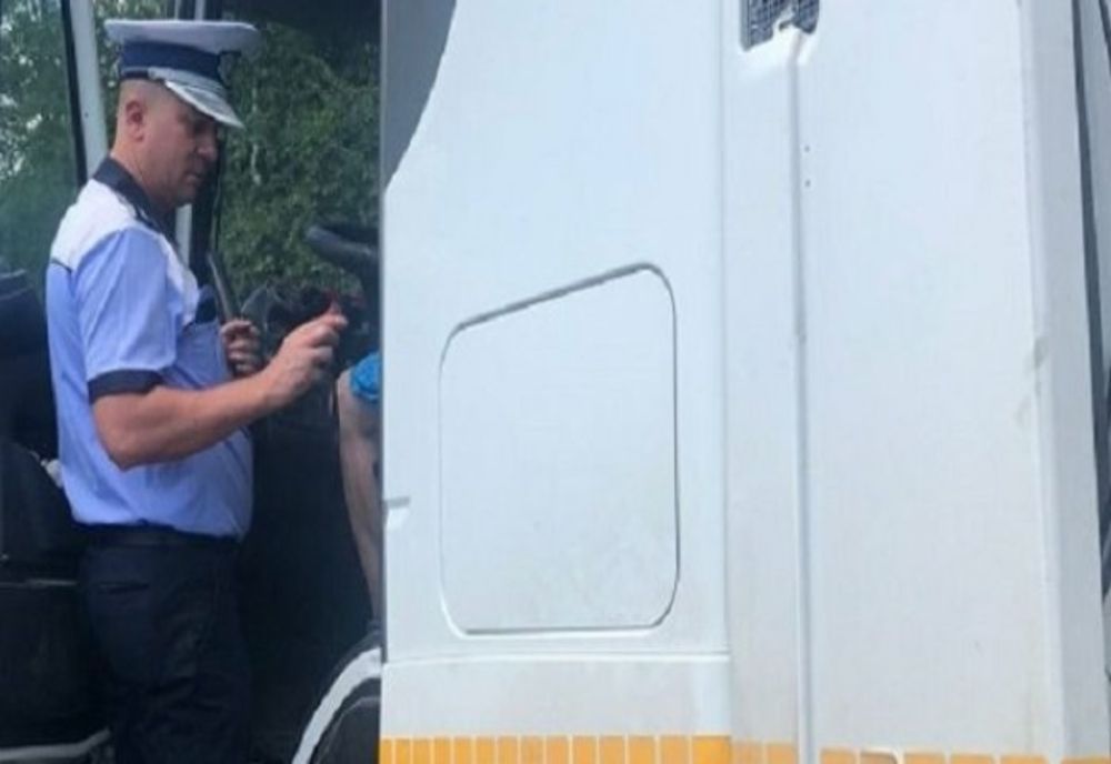 Au fost surprinși în timp ce furau motorină din rezervorul unui TIR aflat în parcare