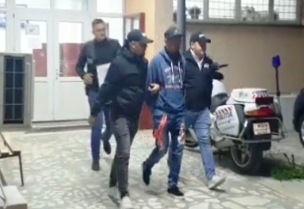 Gorj: Tânără tâlhărită în autobuz. Un individ i-a smuls lănţişorul de la gât