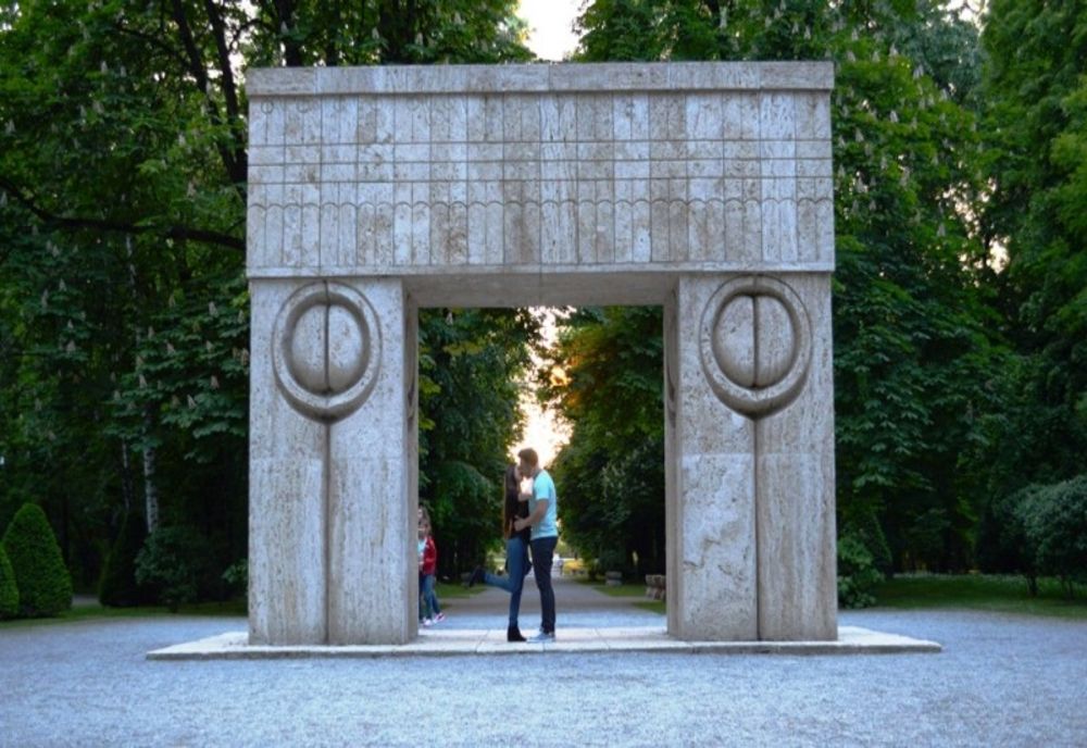 Opt cupluri se căsătoresc, de Revelion, la Poarta Sărutului din Târgu Jiu